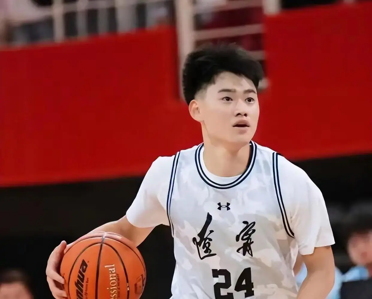 球队目前大, 还是要结合